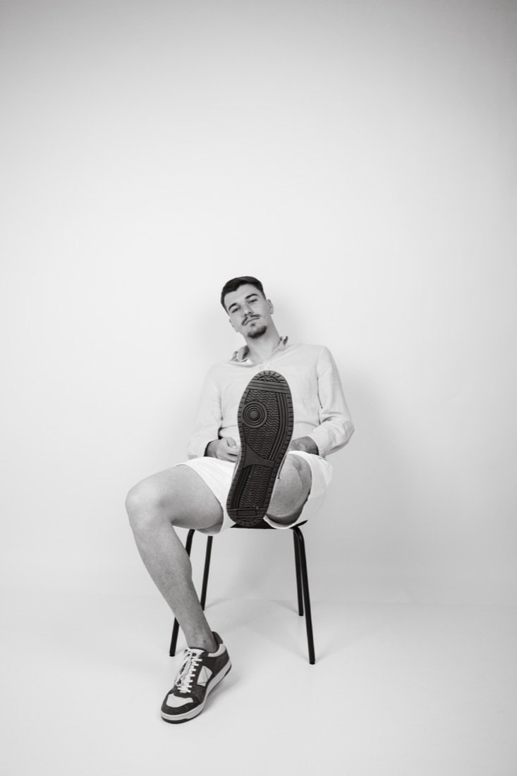 Portret masculin pe fundal deschis